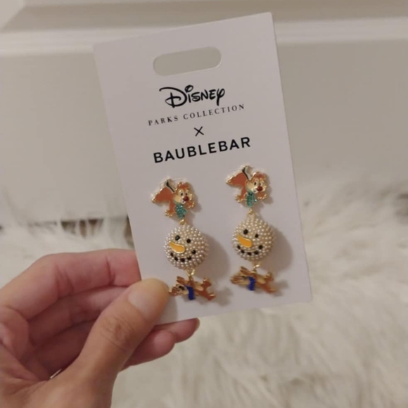 🎄FIRM! NWT DISNEY PARKS COLLECTION X BAUBLEBAR 2023 CHIP & DALE SNOWMAN EARRING - Picture 7 of 12